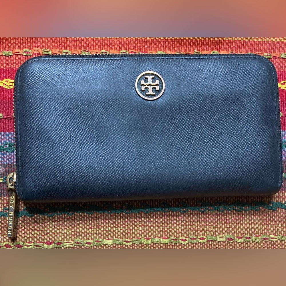 GUC Tory Burch Robinson Zip Continental
Wallet Black